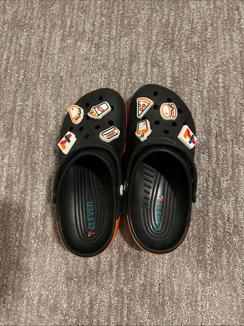 7-eleven CROCS men/woman size 6 men 8 woman Black crocs with Food Charms